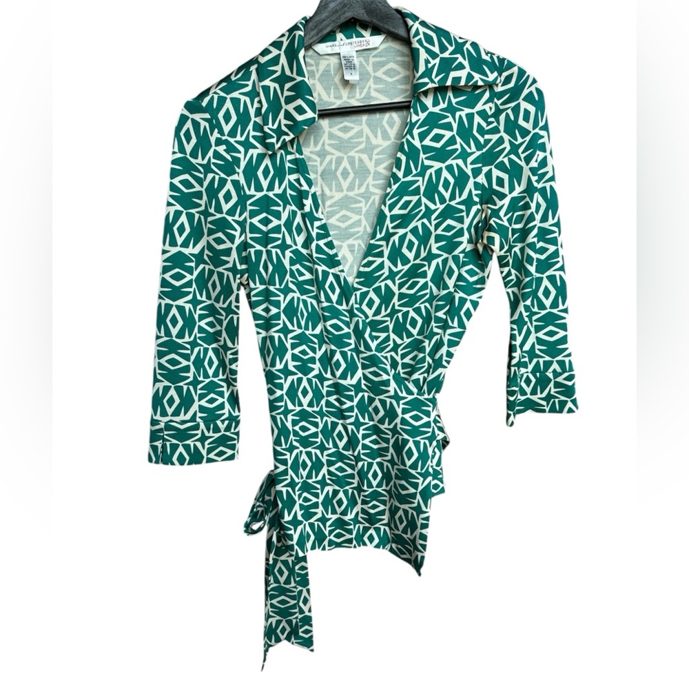 Diane von Furstenberg Vintage 100% silk retro wrap blouse size 6